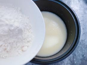 最小火加入至黄油融化，牛奶周围冒小泡关火加入普通面粉用蛋抽快速搅拌成糊状