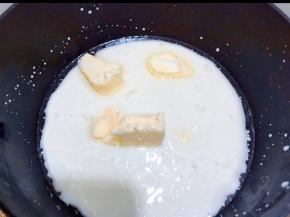 奶锅里加入牛奶，黄油，代糖和盐