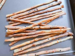 烤至金黄变脆后出炉，趁热从中间掰开