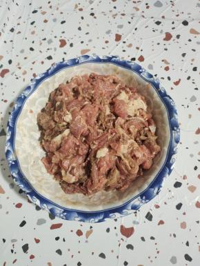 瘦肉清洗干净，切成丝或者片，放入一大勺生抽，一勺胡椒粉，一勺盐，一大勺玉米淀粉抓拌均匀，再放入适量的油抓拌均匀，锁住水分，让肉片更嫩滑！腌制15分钟备用！