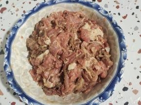 瘦肉清洗干净，切成丝或者片，放入一大勺生抽，一勺胡椒粉，一勺盐，一大勺玉米淀粉抓拌均匀，再放入适量的油抓拌均匀，锁住水分，让肉片更嫩滑！腌制15分钟备用！