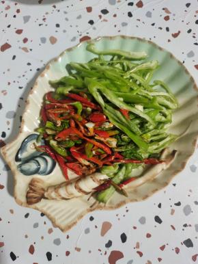青椒去蒂，去籽，清洗干净，切成丝备用！