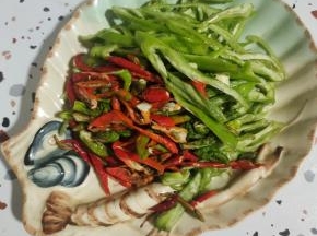 青椒去蒂，去籽，清洗干净，切成丝备用！