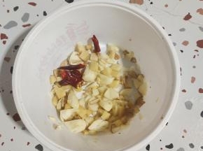 蒜瓣拍碎切成小块，生姜切成小丁，干辣椒切成段备用！