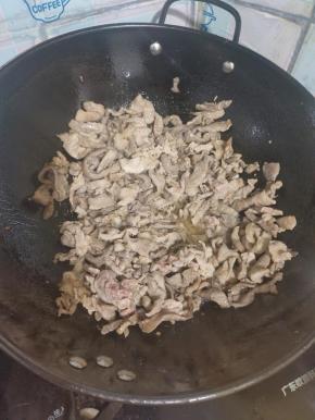 起锅烧油，放入腌制好的肉丝爆炒至肉丝变色！