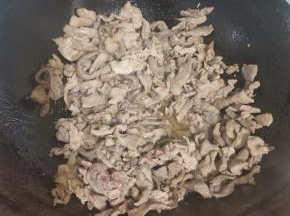 起锅烧油，放入腌制好的肉丝爆炒至肉丝变色！