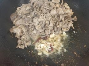 放入生姜，蒜瓣，干辣椒爆香！