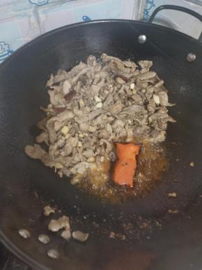 再放入一块火锅底料炒出红油！