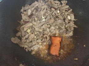 再放入一块火锅底料炒出红油！