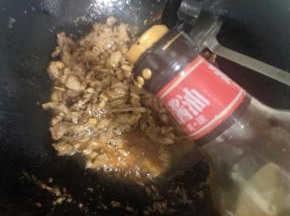 放入一勺红烧酱油调色！