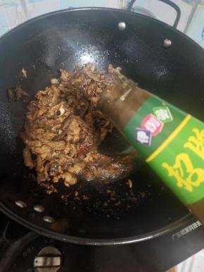 放入一勺蚝油翻炒均匀！