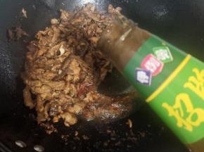放入一勺蚝油翻炒均匀！