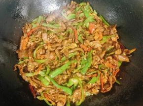 起锅前放入适量的味精，翻炒均匀即可！