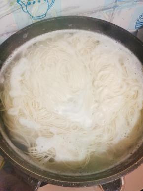 水开，放入圆细挂面，煮熟！