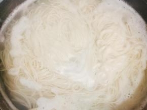 水开，放入圆细挂面，煮熟！