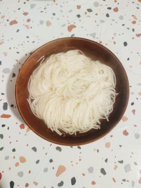 碗中盛入适量的面条，再放入适量的面汤！