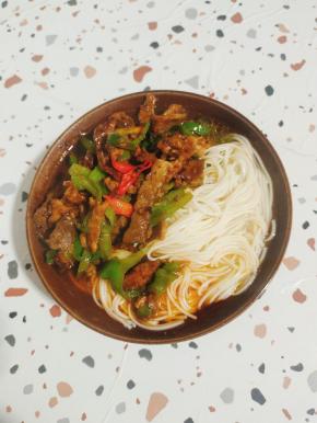 把炒好的青椒肉丝浇在面条儿上面即可食用！