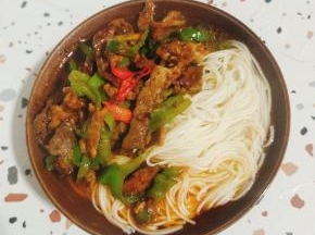 把炒好的青椒肉丝浇在面条儿上面即可食用！