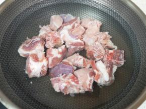 排骨凉水入锅，加入葱姜料酒焯水。