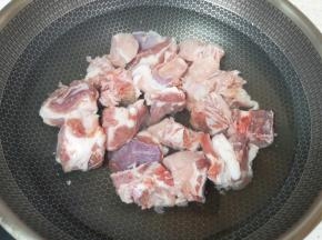 排骨凉水入锅，加入葱姜料酒焯水。