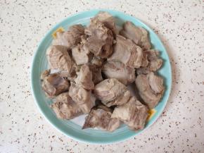 焯过水的排骨冲洗干净，控一下水分备用。