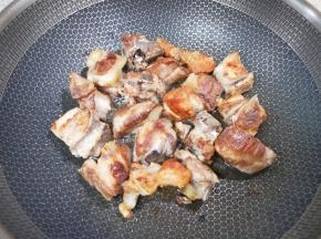炒锅内倒适量的菜籽油烧热，下入排骨煎至金黄色。