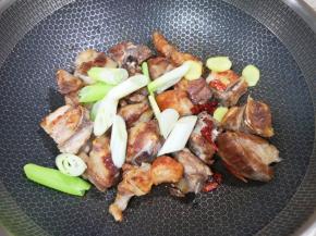 下入葱姜和干红辣椒炒香。