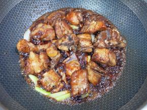 加入蜜汁红烧酱，翻炒增香上色。