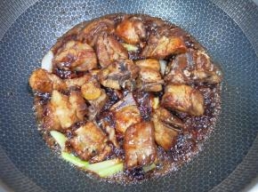加入蜜汁红烧酱，翻炒增香上色。