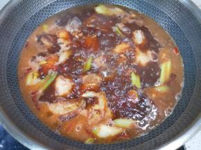 加开水没过排骨，放一点盐调味（1袋蜜汁红烧酱可以做一斤排骨，我做的有点多，所以稍微加点盐调味），大火烧开以后转中火炖一个半小时。