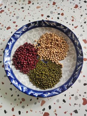 准备好所需的食材:
黄豆20克，绿豆20就，红豆20克！