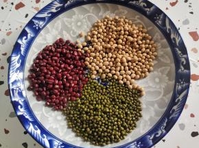 准备好所需的食材:
黄豆20克，绿豆20就，红豆20克！