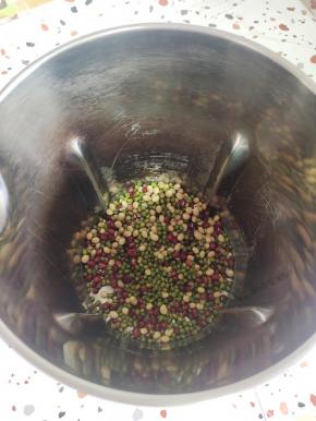 清洗干净，放入豆浆机中！