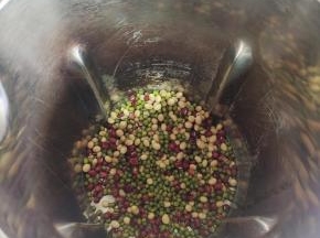 清洗干净，放入豆浆机中！