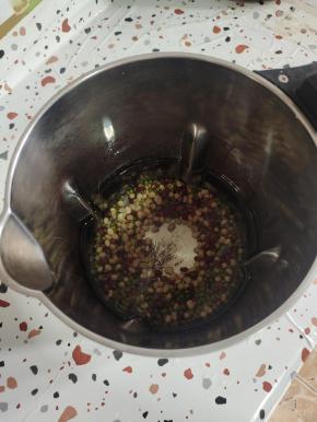 加入1000克水(豆浆机最高刻度线即可！)