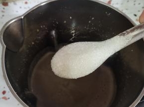 打好了，根据自己的喜好，加入适量的白糖，搅拌至白糖融化！(不喜欢喝糖的也可以不加哦！)