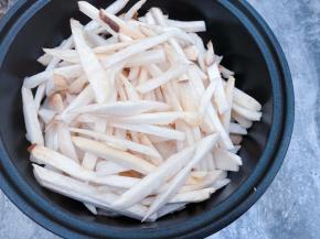 锅里加入少许植物油，放入杏鲍菇