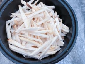 锅里加入少许植物油，放入杏鲍菇