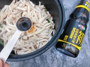 把杏鲍菇倒入，先加入1勺味达美初榨原酿生抽