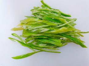 青椒去籽去蒂切成粗丝