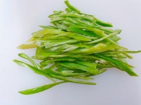 青椒去籽去蒂切成粗丝