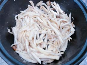 煸炒至杏鲍菇变软后盛出