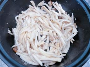 煸炒至杏鲍菇变软后盛出