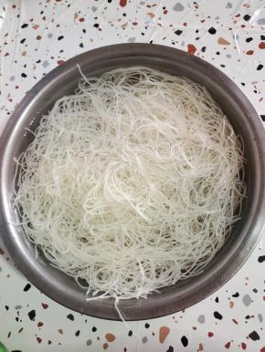 米粉提前用冷水浸泡半个小时！