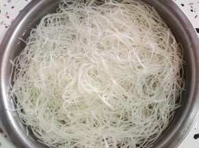米粉提前用冷水浸泡半个小时！