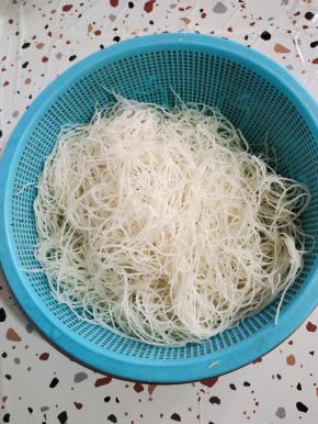 捞出控干水分备用！