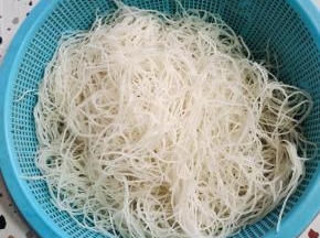 捞出控干水分备用！