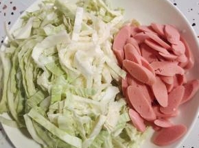 火腿肠切成片，包菜切成丝备用！