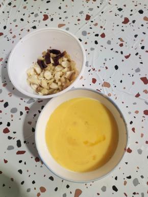 蒜瓣切成小块，生姜切成小丁，干辣椒切成段，鸡蛋打散备用！