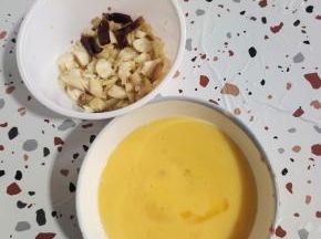 蒜瓣切成小块，生姜切成小丁，干辣椒切成段，鸡蛋打散备用！